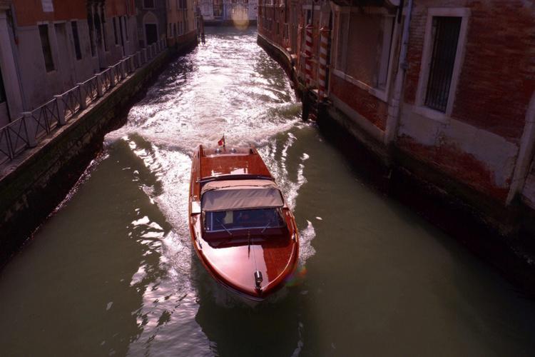 威尼斯小艇的静态特点（威尼斯小艇的静态特点是）