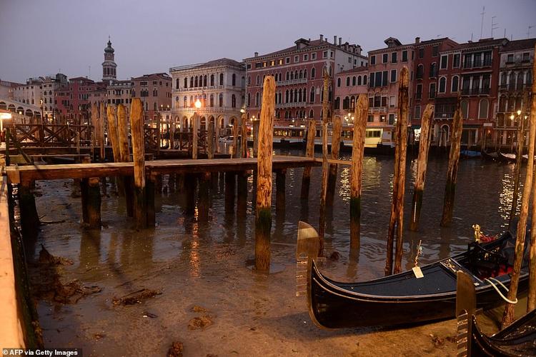 威尼斯中间的河（威尼斯有几条河）